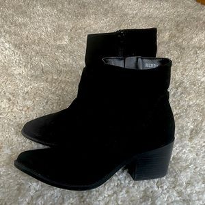 BLACK SUEDE POINTED CHELSEA BOOTS